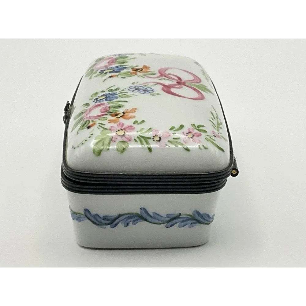 Limoges Peint Main Porcelain Hinged Floral Trinket Pill Box 3 3/8